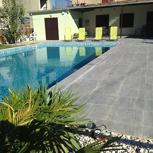 Chill Out Beach Apartments Gostinjska kuća